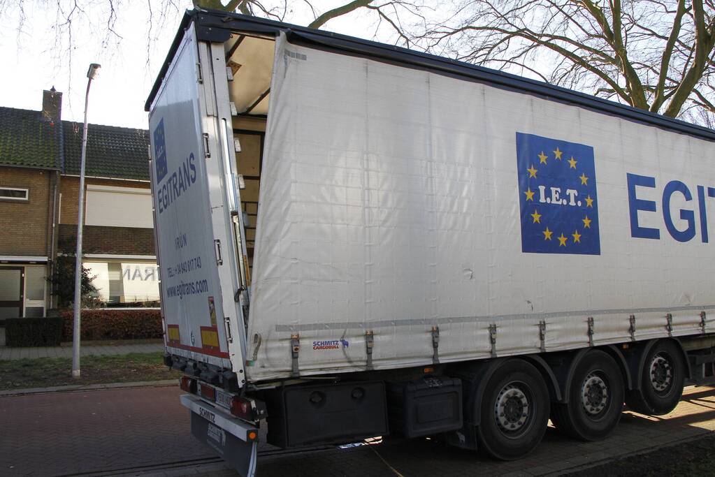 Vrachtwagen rijdt met oplegger tegen spoorbrug