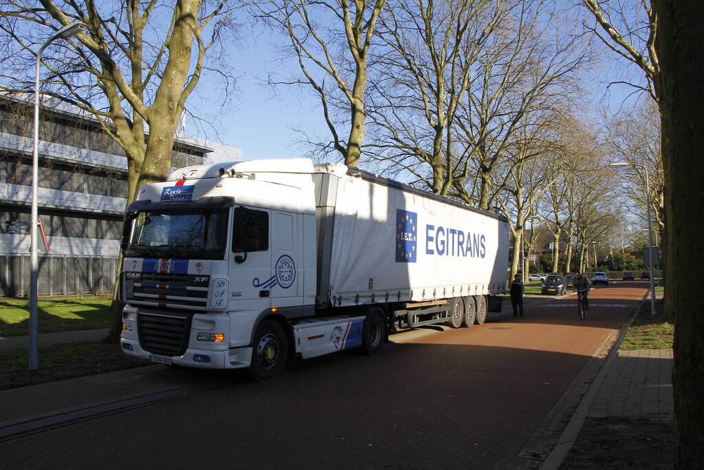 Vrachtwagen rijdt met oplegger tegen spoorbrug