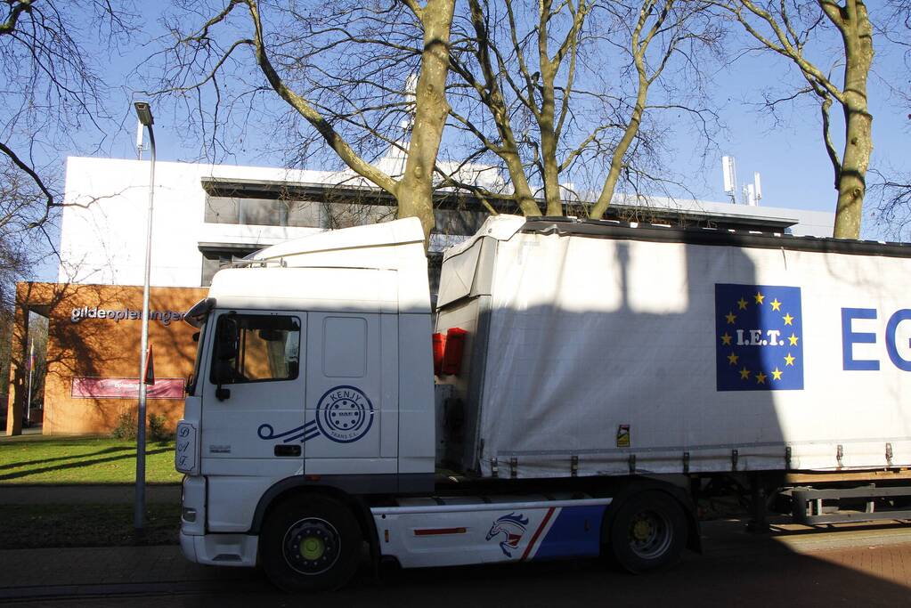 Vrachtwagen rijdt met oplegger tegen spoorbrug