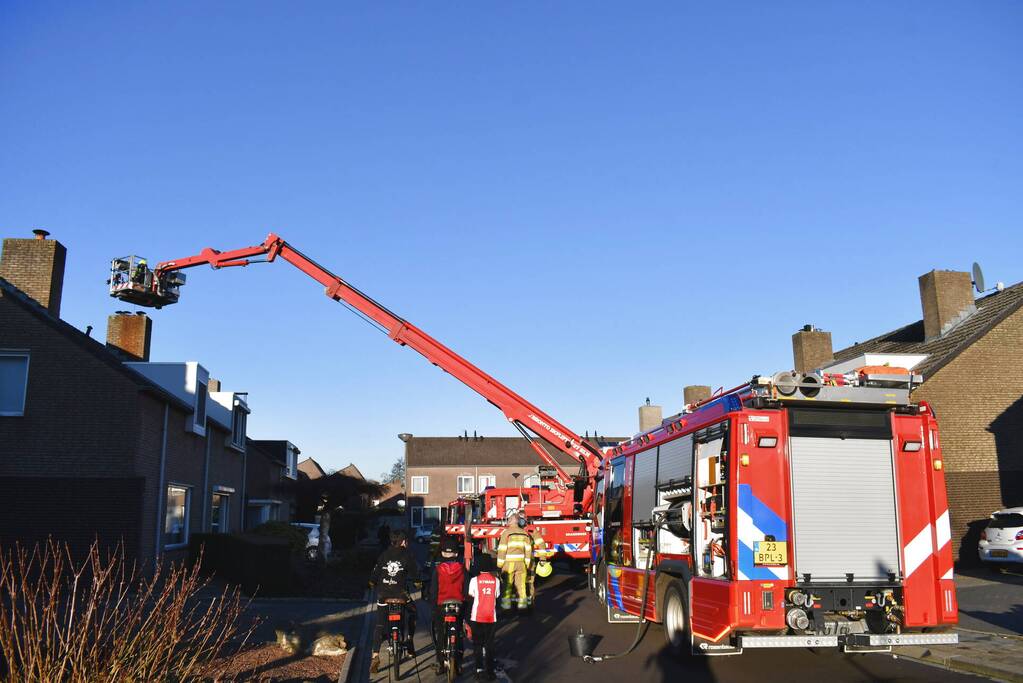 Brandweer veegt schoorsteen na brand