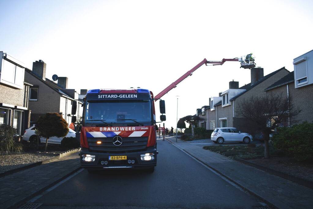 Brandweer veegt schoorsteen na brand