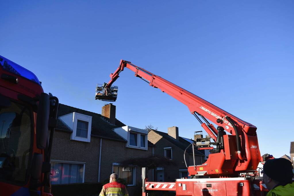 Brandweer veegt schoorsteen na brand