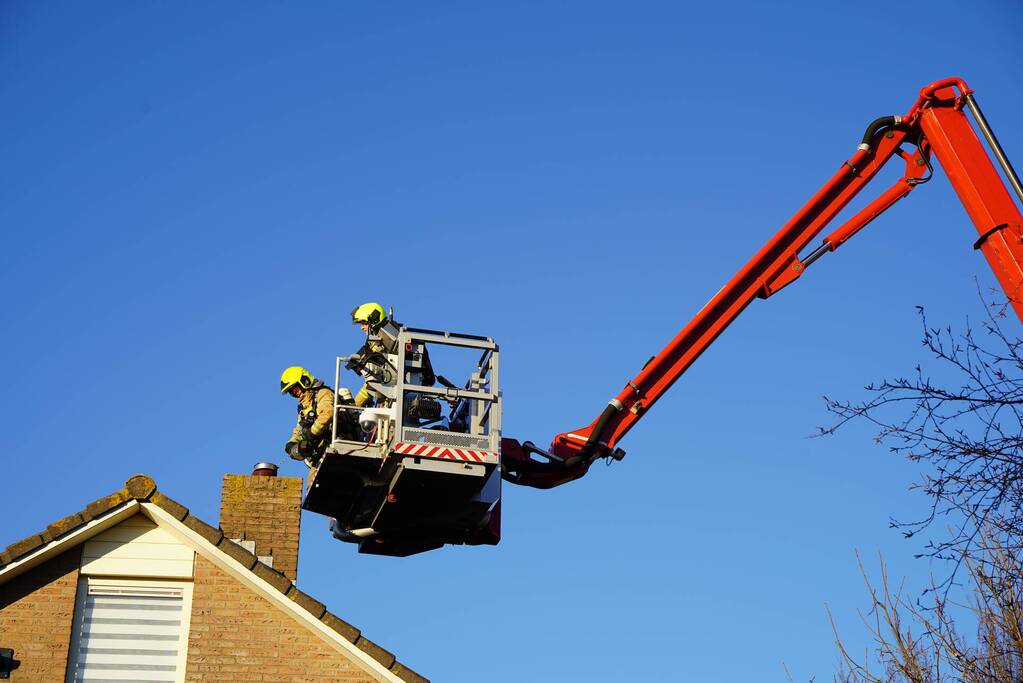 Brand in schoorsteen van woning