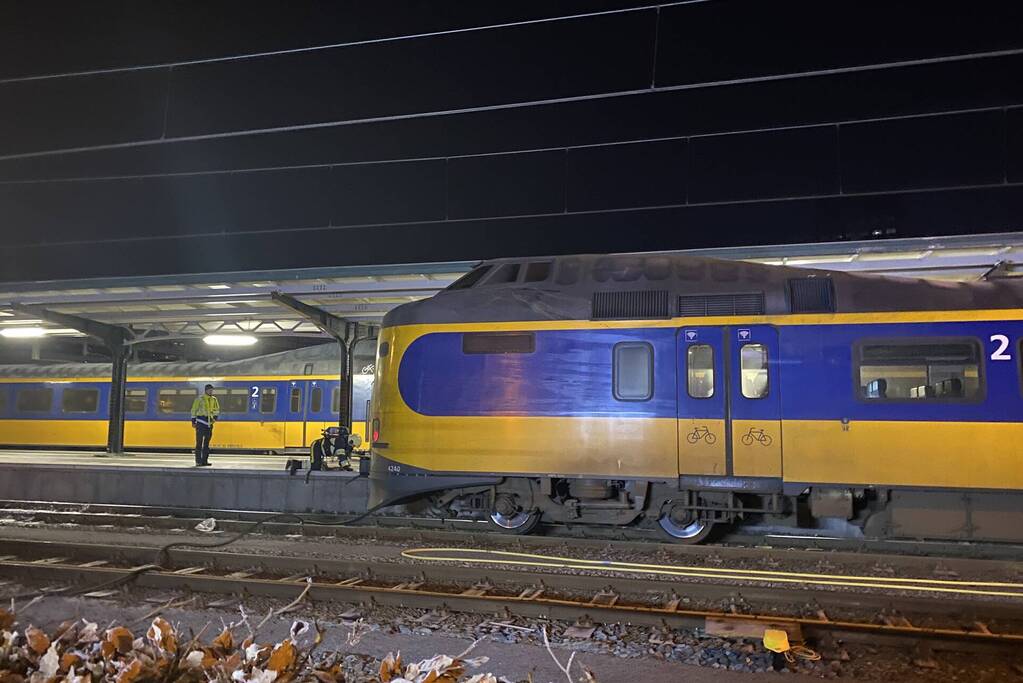 Intercity-trein vol rook op perron