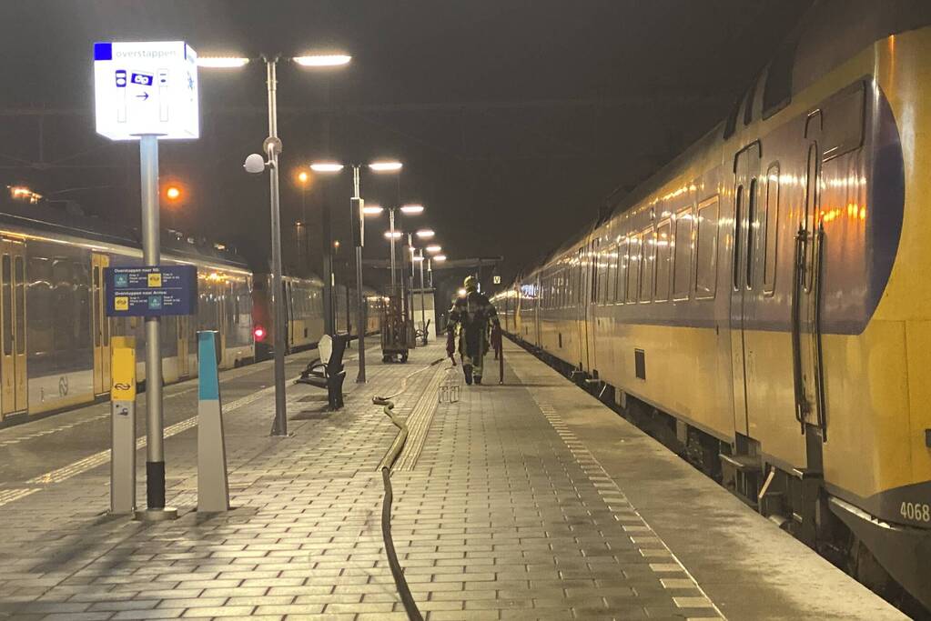 Intercity-trein vol rook op perron