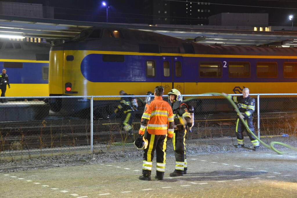 Intercity-trein vol rook op perron