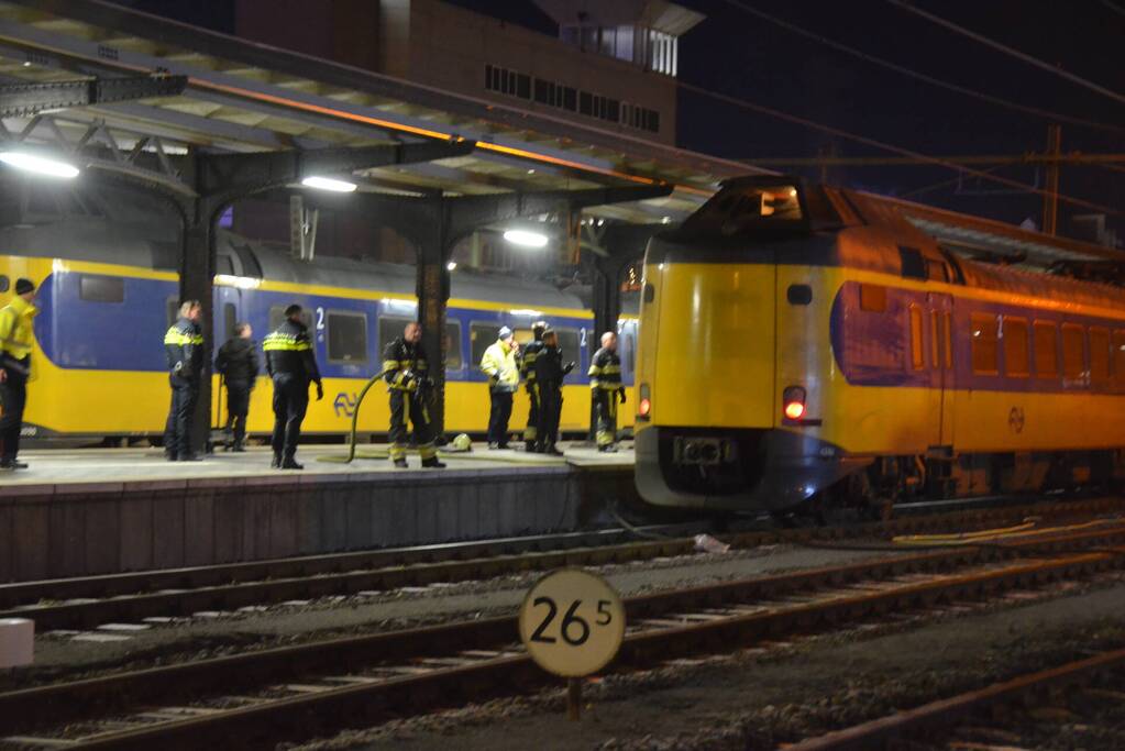 Intercity-trein vol rook op perron