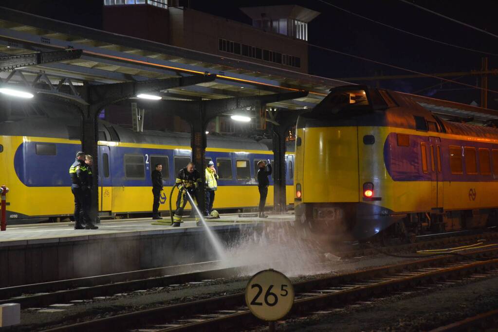 Intercity-trein vol rook op perron