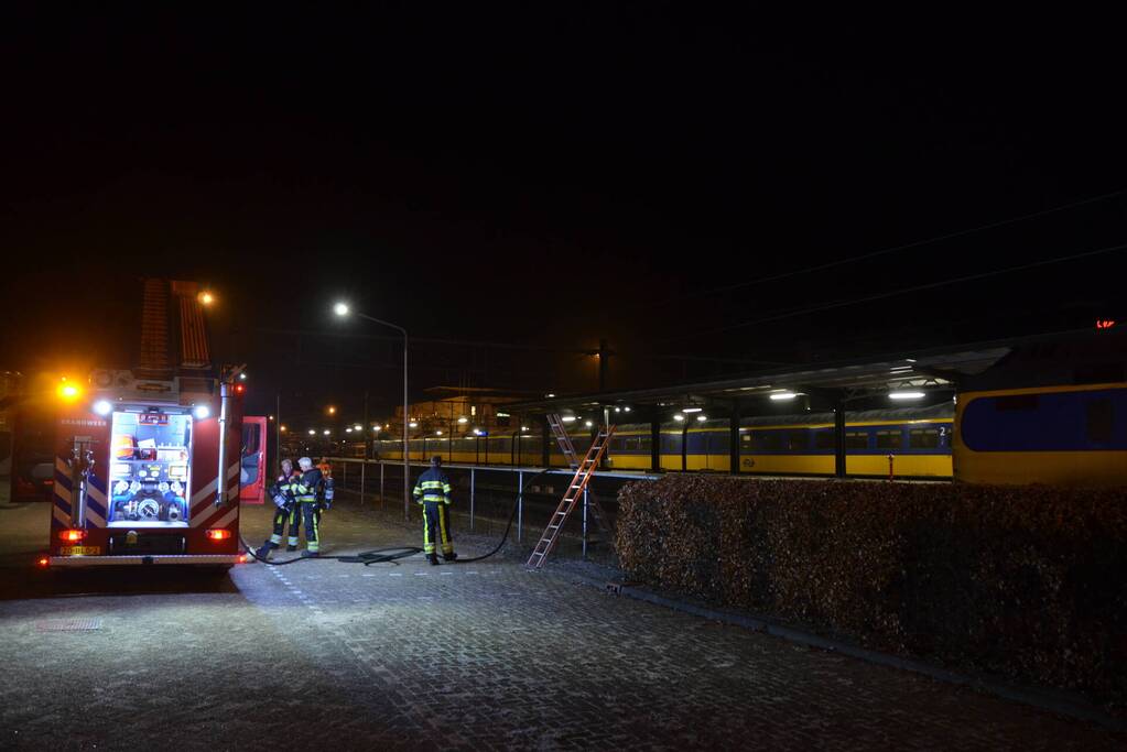 Intercity-trein vol rook op perron