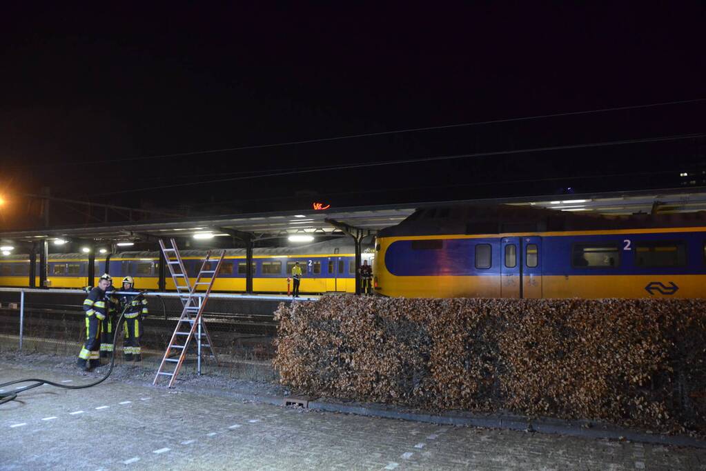 Intercity-trein vol rook op perron