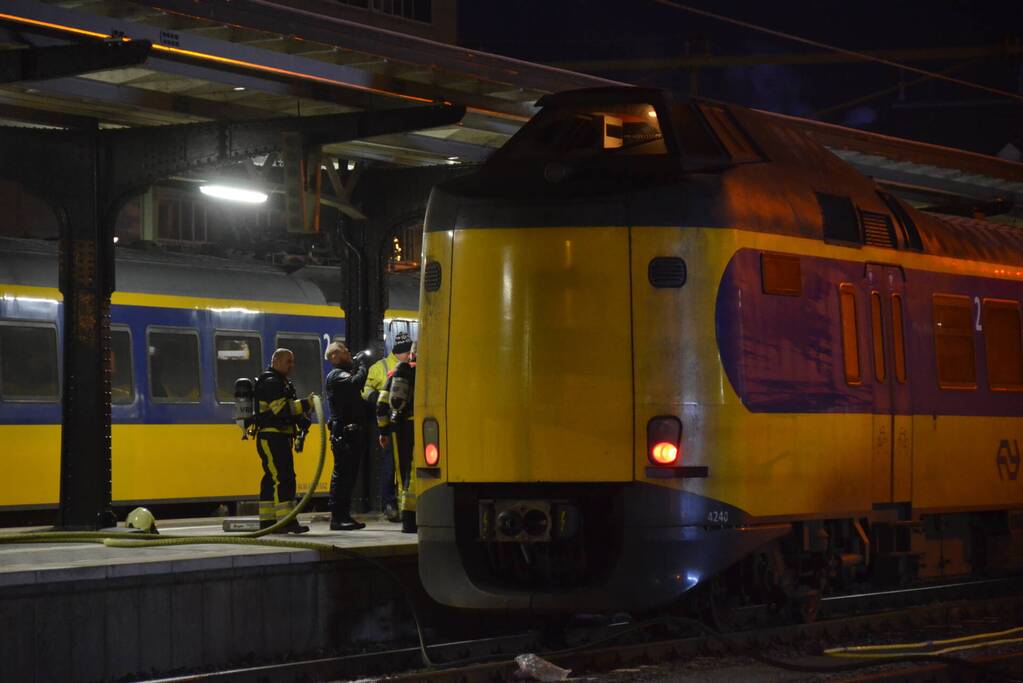 Intercity-trein vol rook op perron