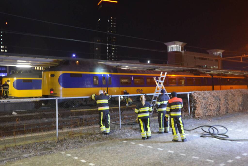 Intercity-trein vol rook op perron