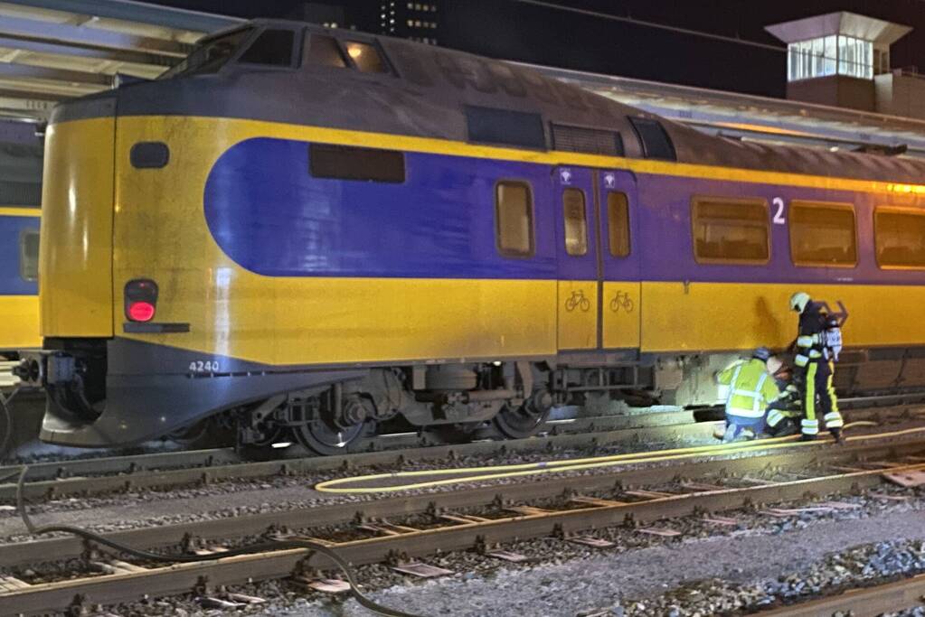 Intercity-trein vol rook op perron