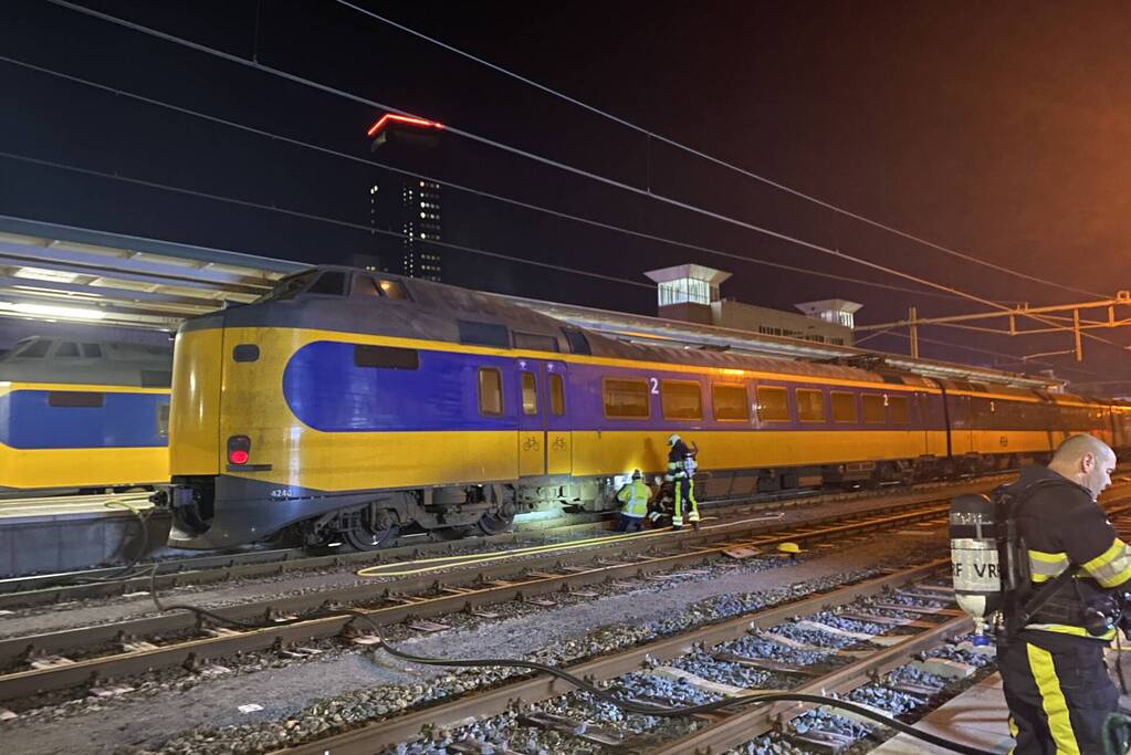 Intercity-trein vol rook op perron