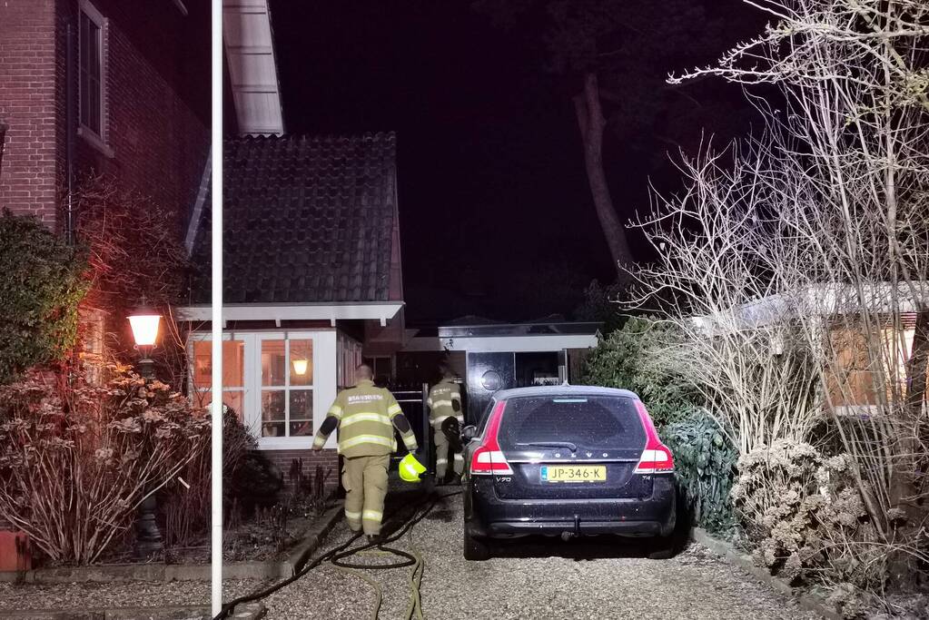 Brandweer blust brand in schuur naast woning