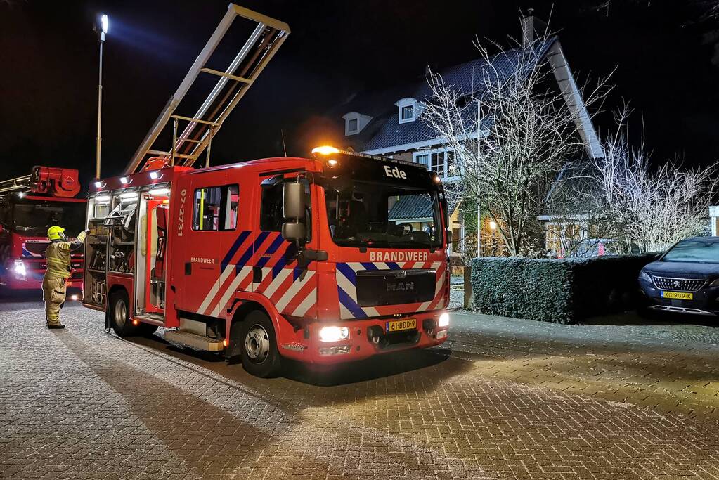 Brandweer blust brand in schuur naast woning
