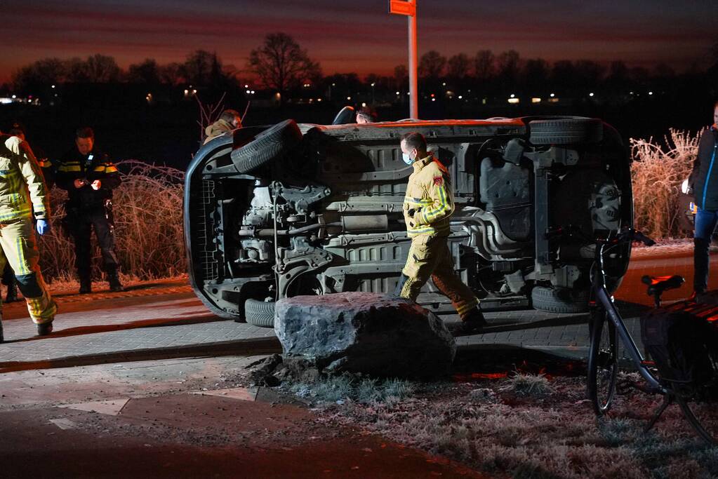 Automobilist belandt met auto op zijn kant