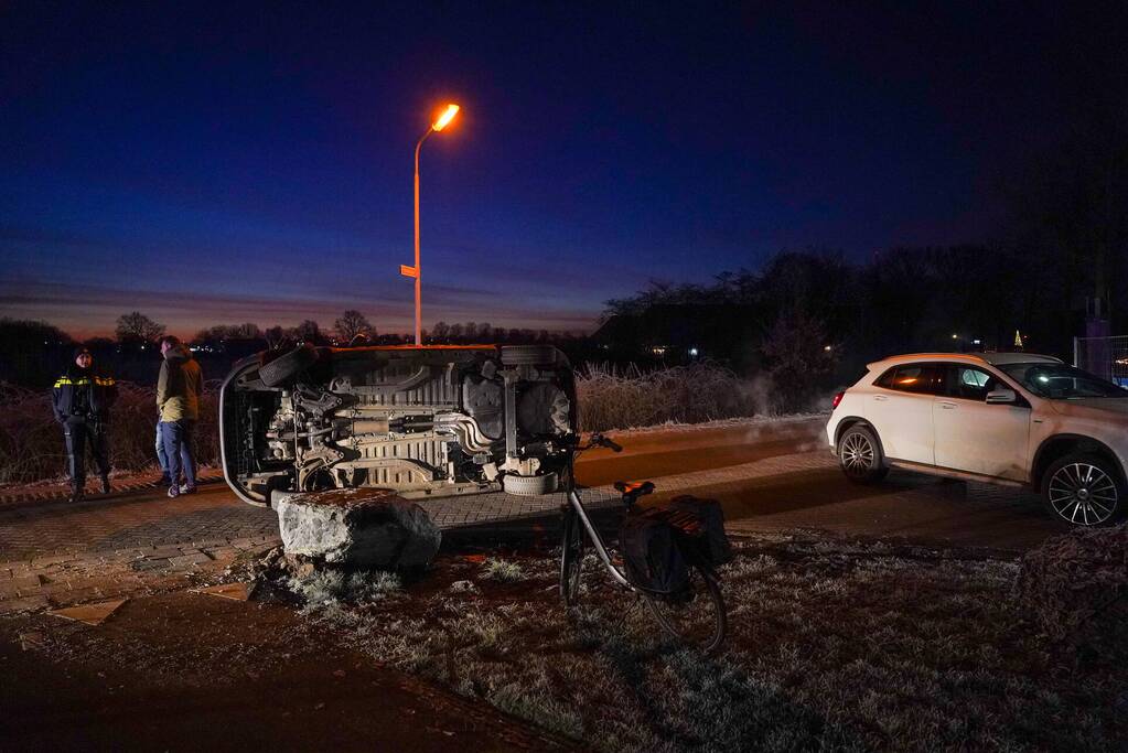 Automobilist belandt met auto op zijn kant
