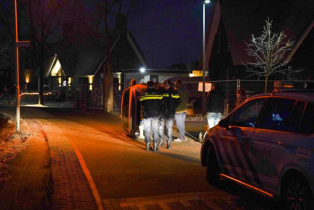Automobilist belandt met auto op zijn kant