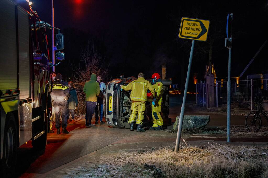 Automobilist belandt met auto op zijn kant