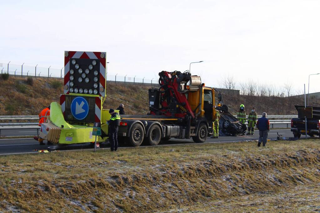 Auto slaat over de kop na botsing op pijlwagen