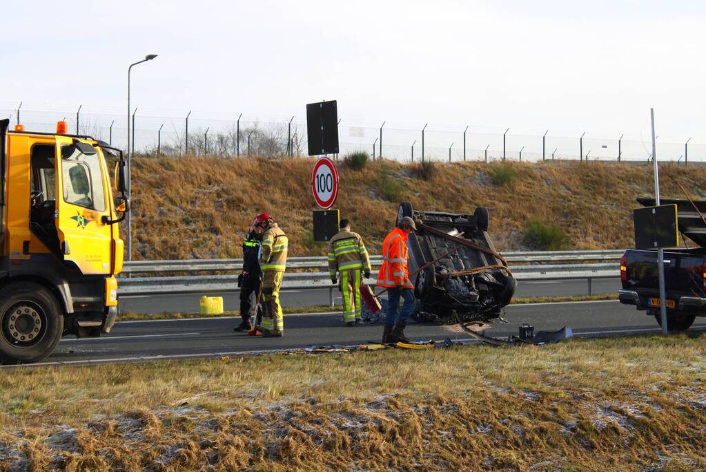 Auto slaat over de kop na botsing op pijlwagen