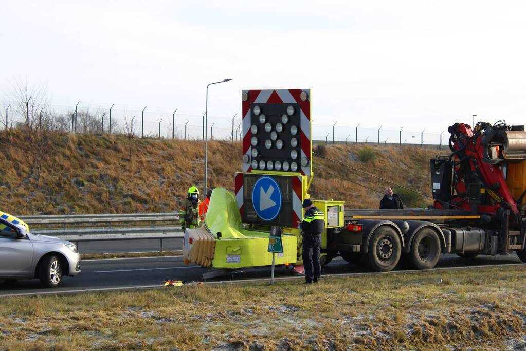 Auto slaat over de kop na botsing op pijlwagen