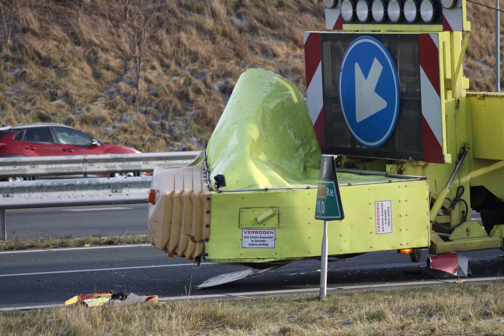 Auto slaat over de kop na botsing op pijlwagen