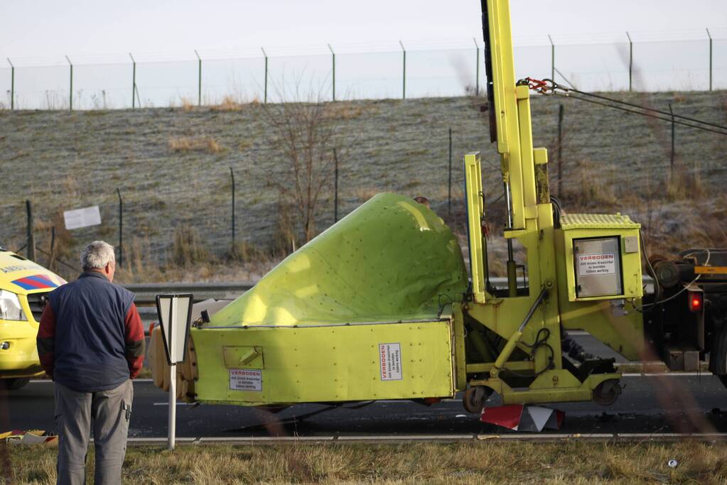 Auto slaat over de kop na botsing op pijlwagen