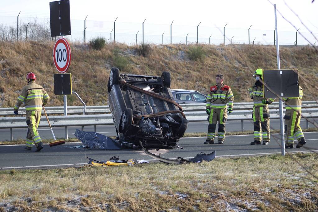 Auto slaat over de kop na botsing op pijlwagen