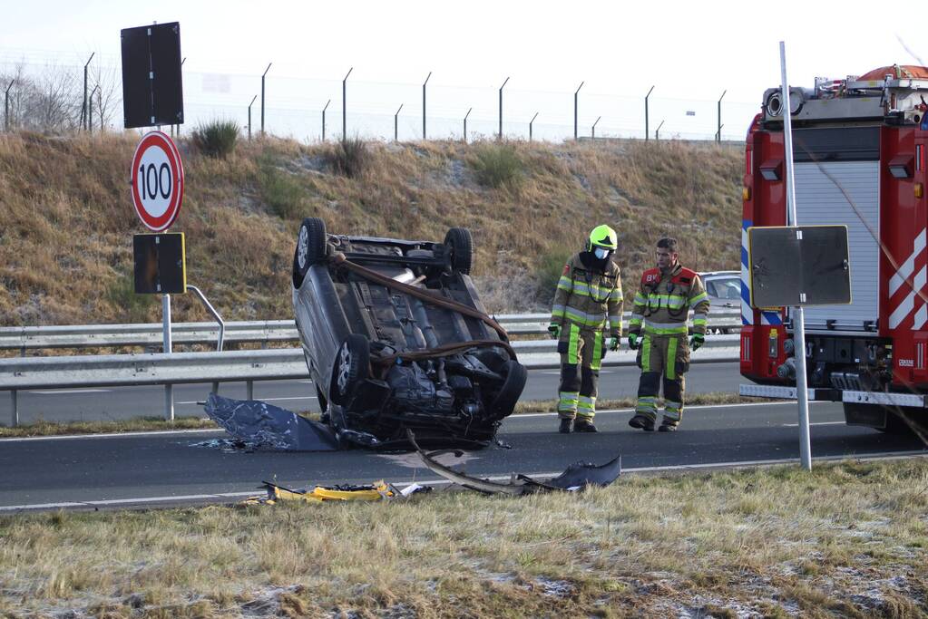 Auto slaat over de kop na botsing op pijlwagen