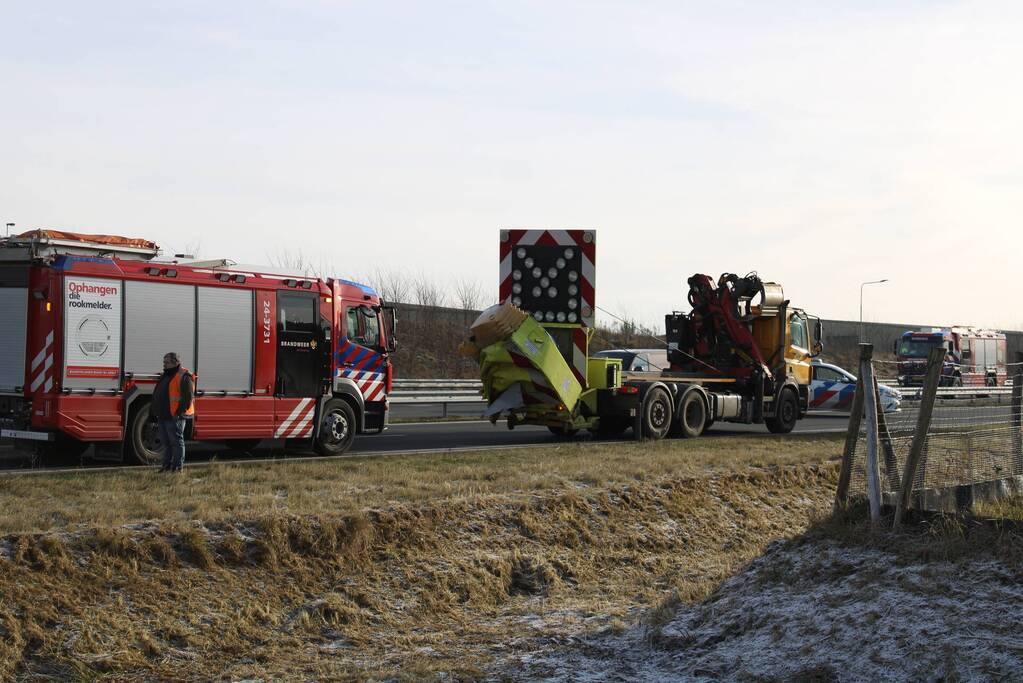 Auto slaat over de kop na botsing op pijlwagen