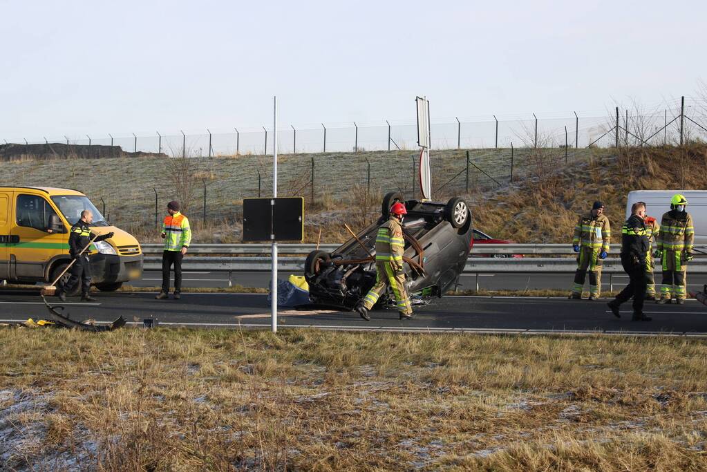 Auto slaat over de kop na botsing op pijlwagen