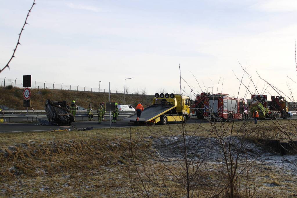 Auto slaat over de kop na botsing op pijlwagen