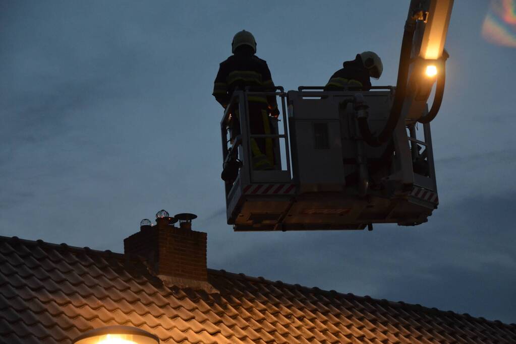 Brandweer dooft brand in schoorsteen van woning