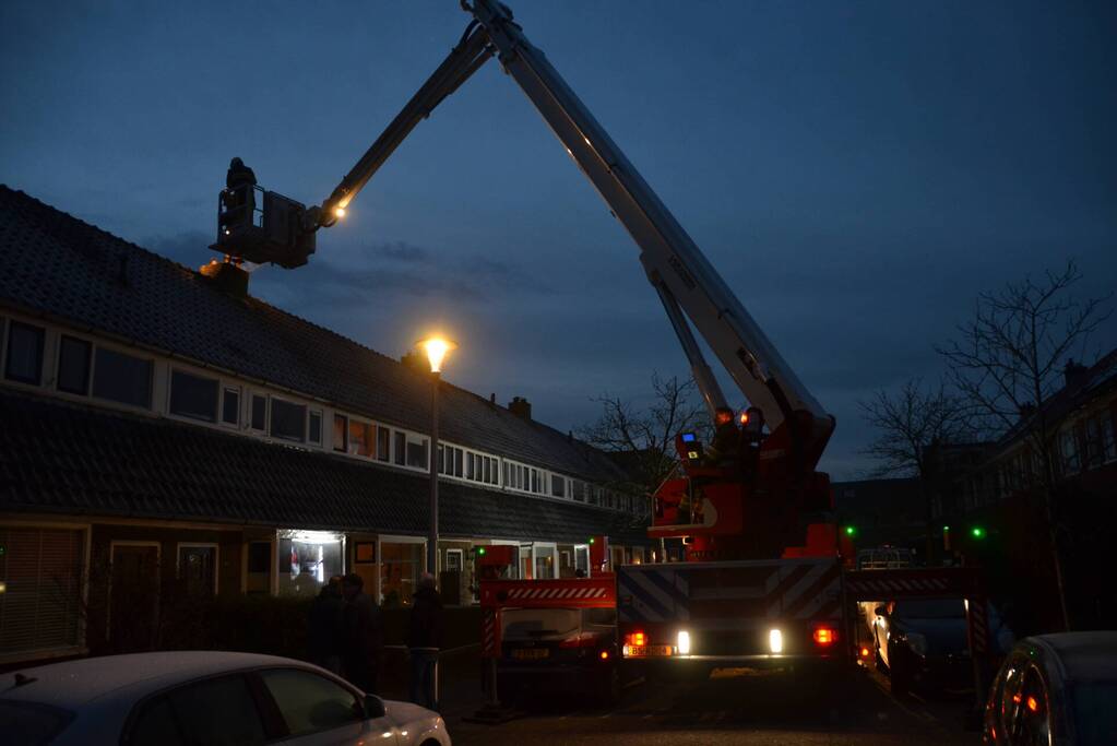 Brandweer dooft brand in schoorsteen van woning