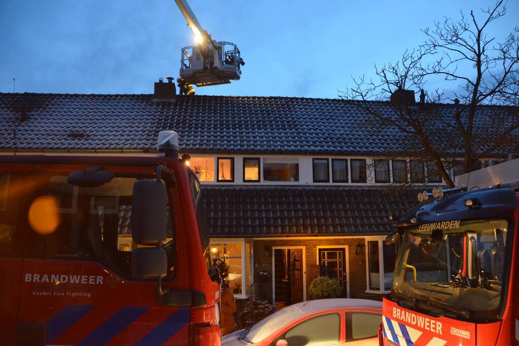 Brandweer dooft brand in schoorsteen van woning