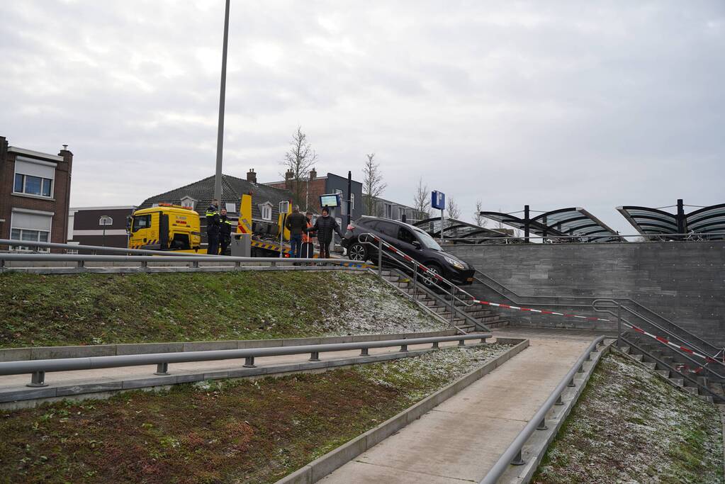 Automobilist rijdt trap af van NS-station
