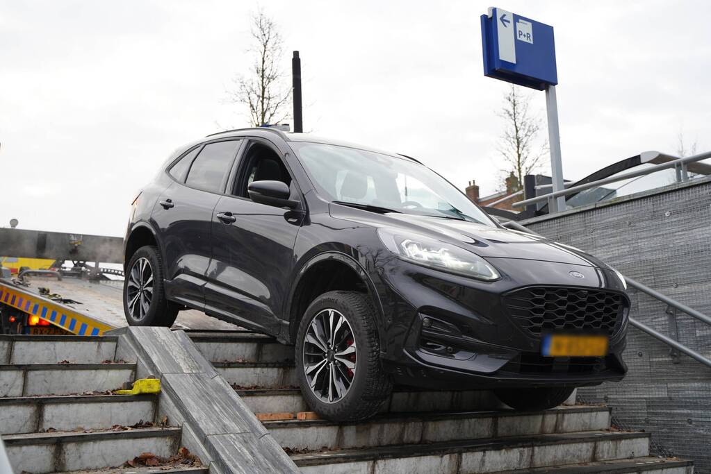 Automobilist rijdt trap af van NS-station