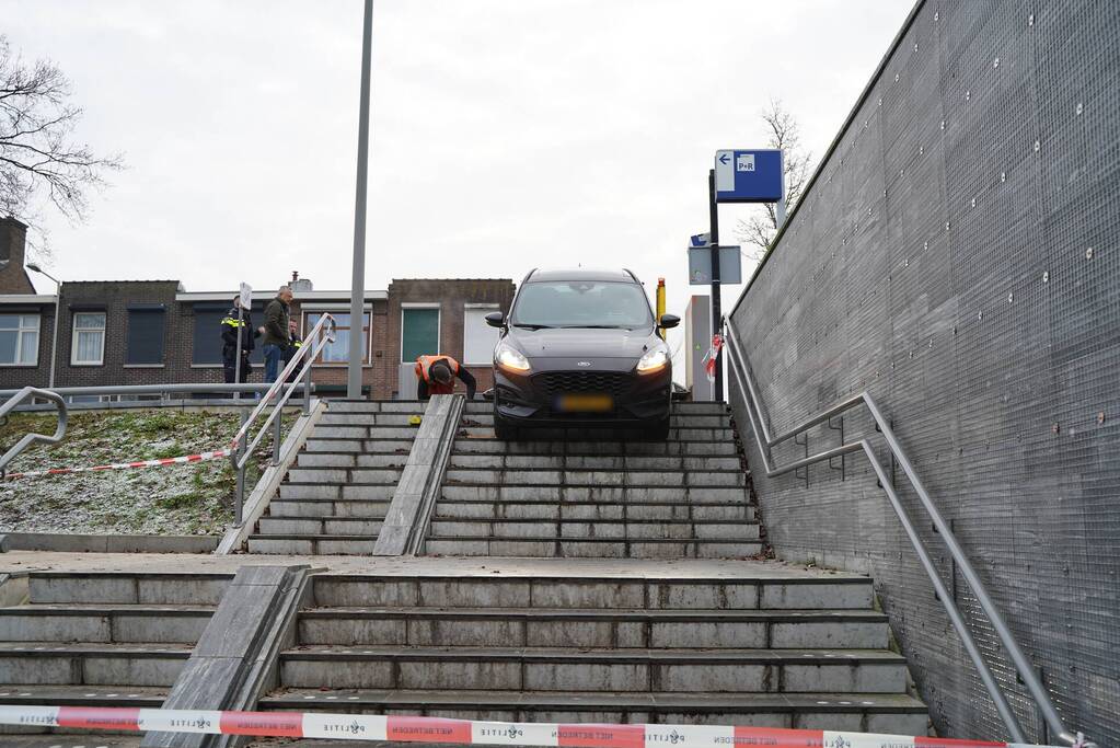 Automobilist rijdt trap af van NS-station