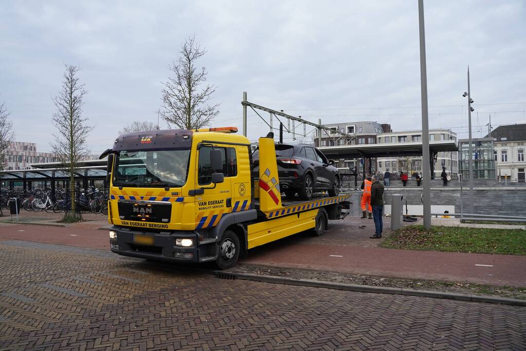 Automobilist rijdt trap af van NS-station