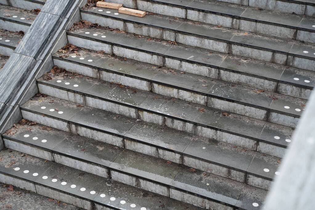 Automobilist rijdt trap af van NS-station