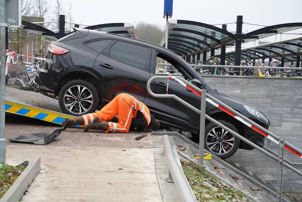 Automobilist rijdt trap af van NS-station
