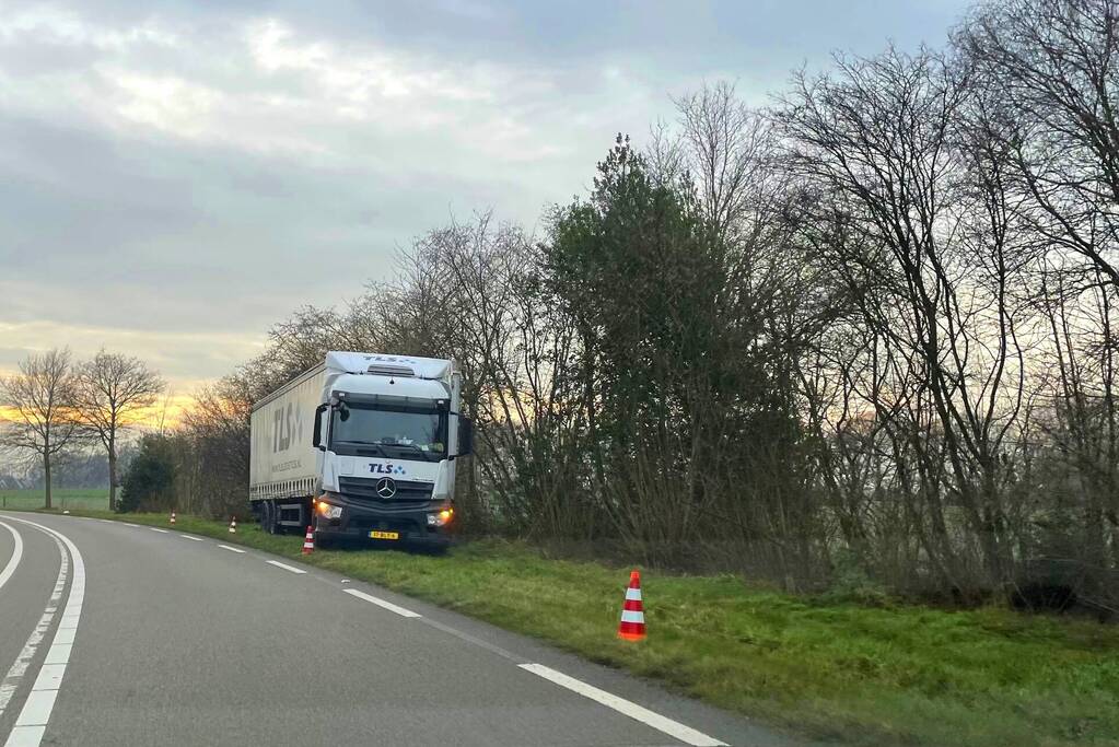 Vrachtwagen van de weg geraakt
