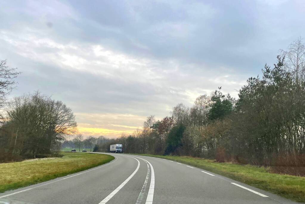 Vrachtwagen van de weg geraakt