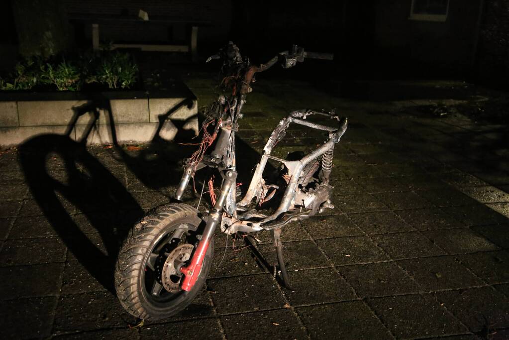 Scooter verwoest door brand