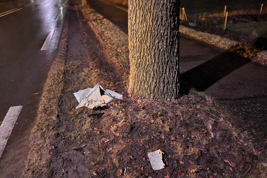 Automobilist raakt van de weg en botst op boom
