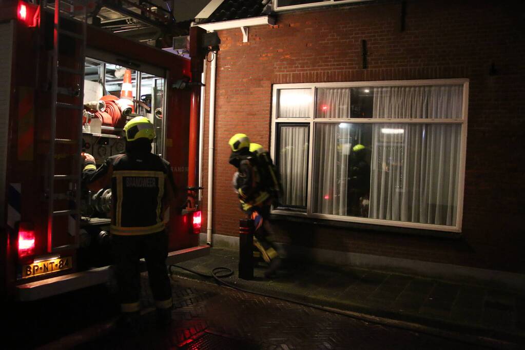 Rookontwikkeling door brand in schoorsteen van woning
