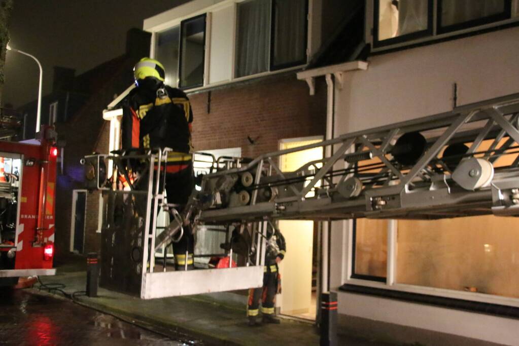 Rookontwikkeling door brand in schoorsteen van woning