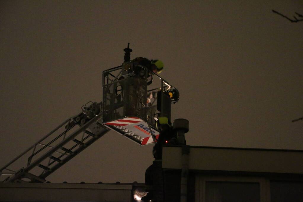 Rookontwikkeling door brand in schoorsteen van woning